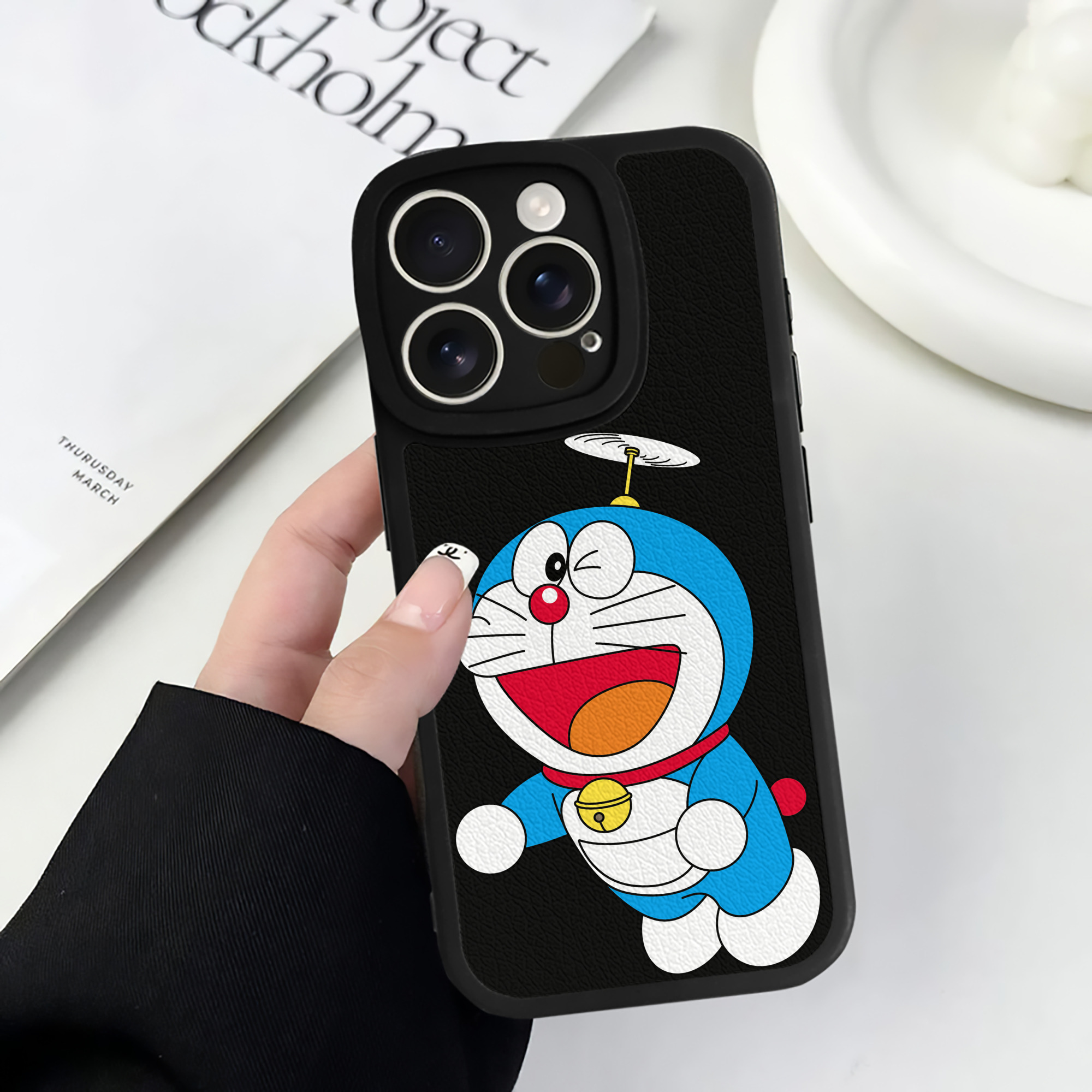 （画像用） ドラえもん Doraemon 【iPhone 16シリーズ対応】シリコンスマホケース（レザー調） 材質：シリコン